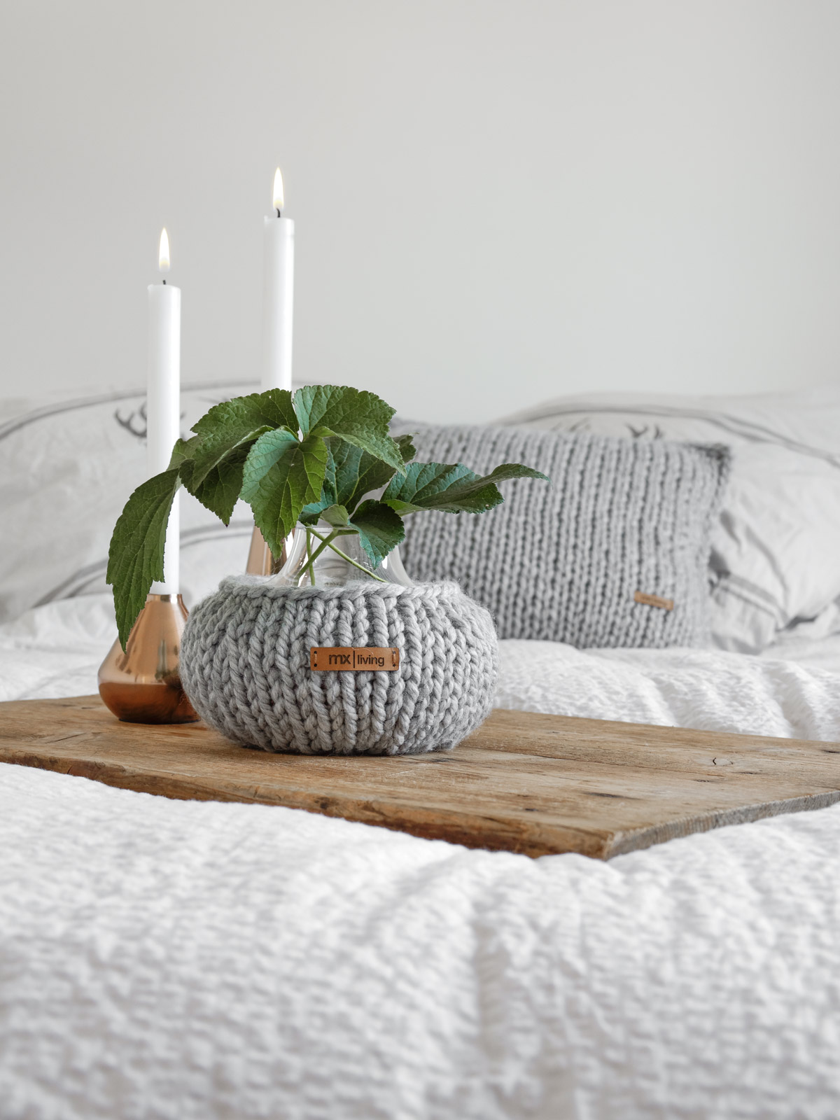 grosse-maschen-vase-und-kissen-stricken